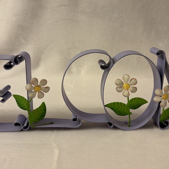 Lavender “Welcome” sign with daisies. - Picture 4 of 7
